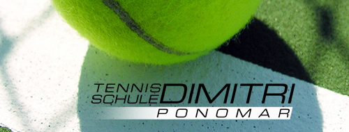 Nahaufnahme eines Tennisballs, der auf einer weißen Linie liegt. Darüber ist der Schriftzug ‚Tennisschule Dimitri Ponomar‘ zu sehen.